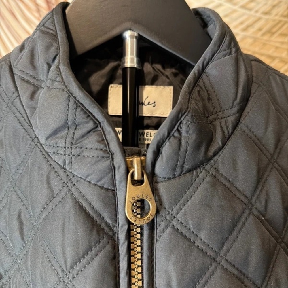 Quilted Sleeveless Zip-Front Vest in Dark Blue - Picture 2 of 5